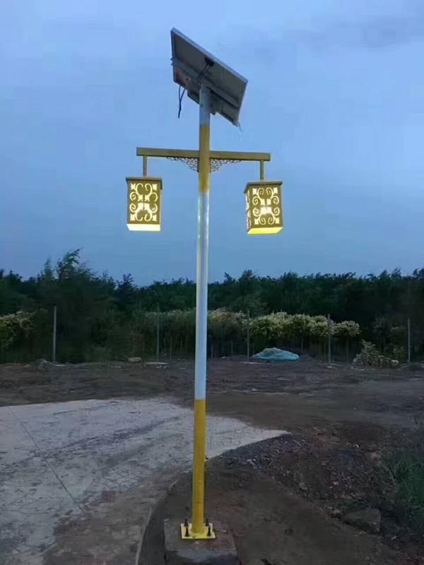 태양열로 구동되는 야외 극 조명